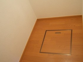 Other Equipment. Underfloor Storage