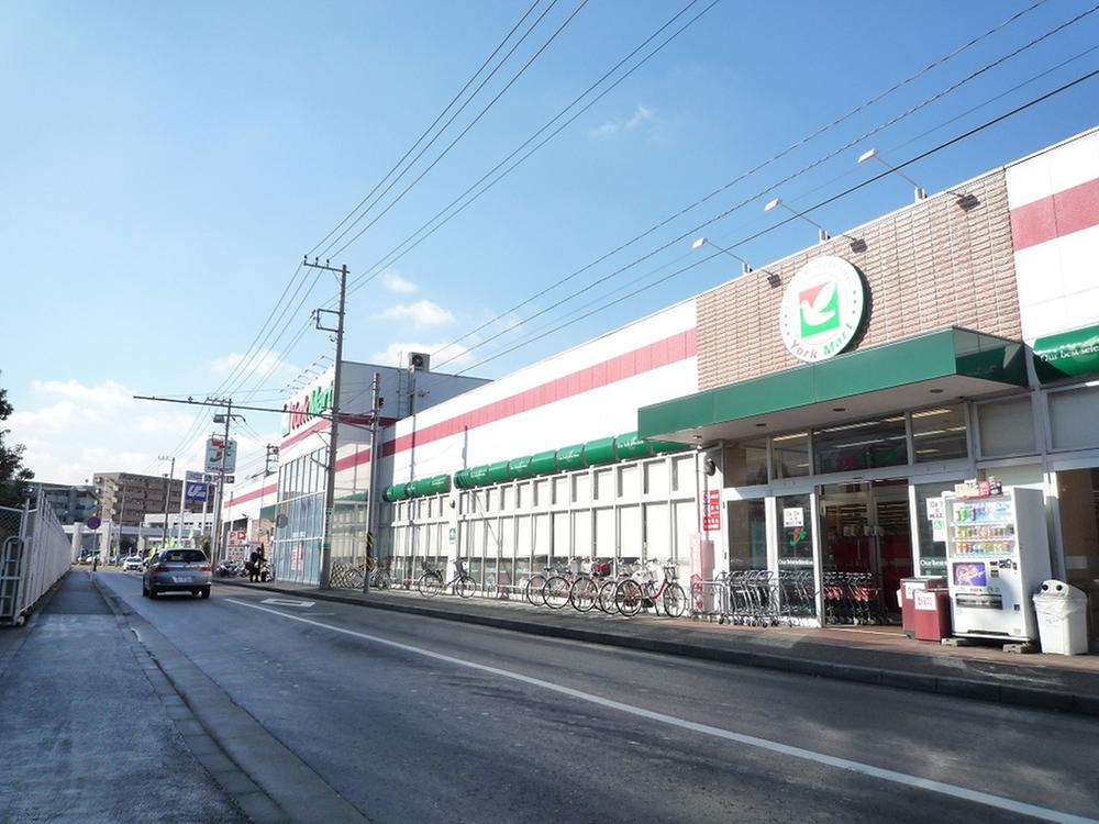 Supermarket. To York Mart 540m