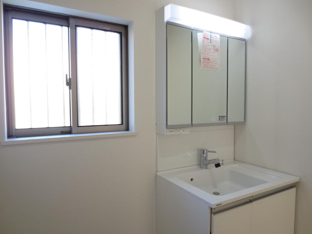 Wash basin, toilet. 1 Building. It will be vanity.