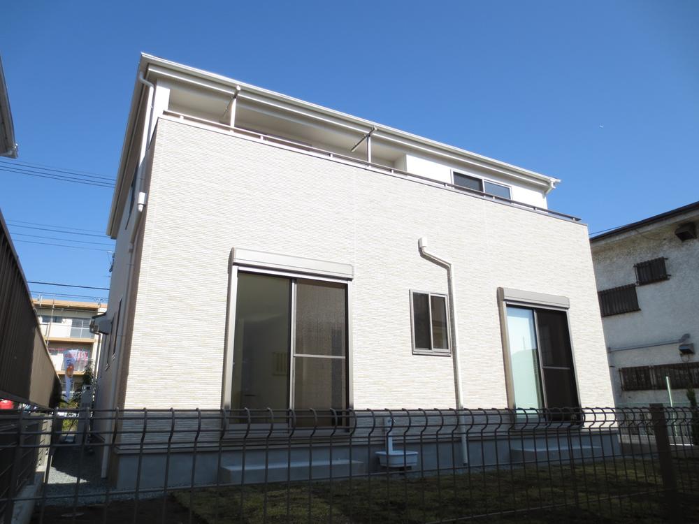 Local appearance photo. 1 Building. It was taken from the southwest side.