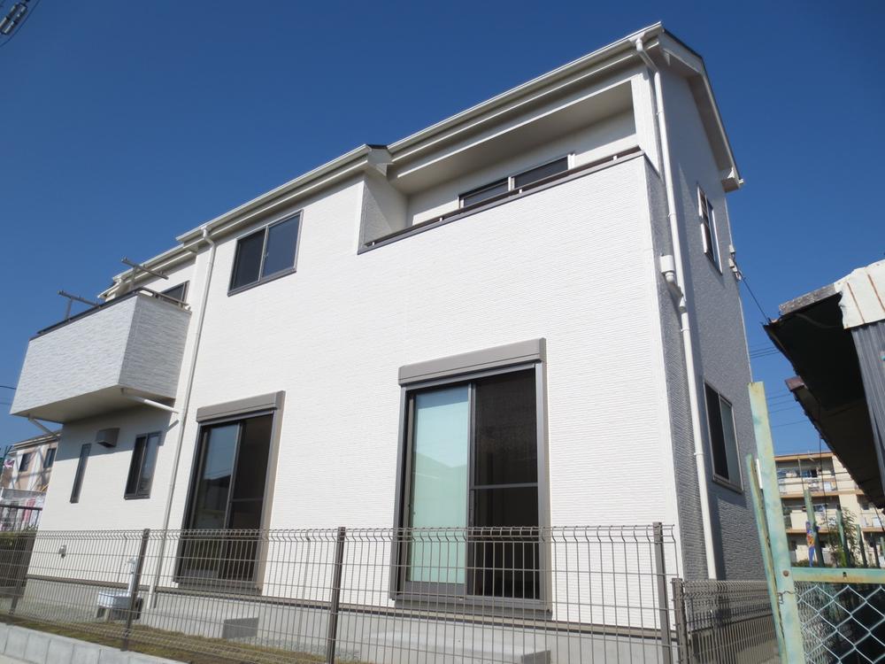 Local appearance photo. Building 2. It was taken from the south side.