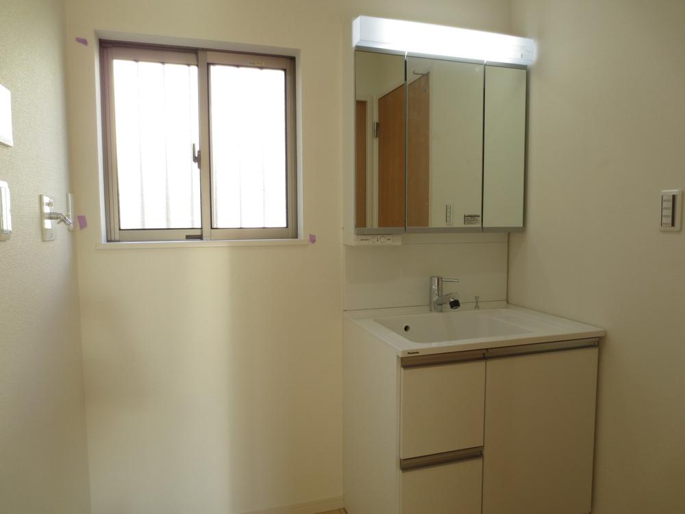 Wash basin, toilet. Building 2.