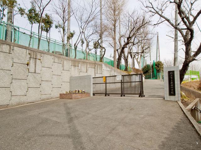 Junior high school. It is a photograph of 2350m Miyakoda junior high school to Yokohama City Tatsuto Tanaka school.