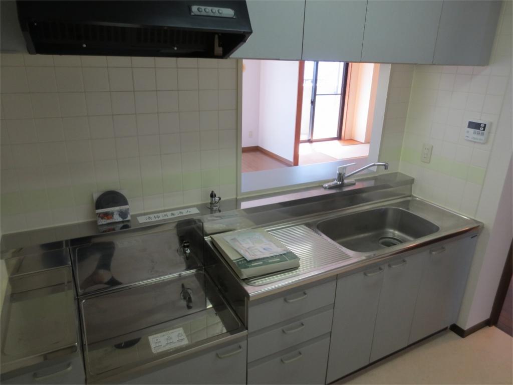 Kitchen. Is a gas stove installation Friendly 2-neck!