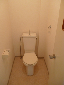 Toilet. Looking for room in Kohoku NT is housemates shop Kohoku New Town