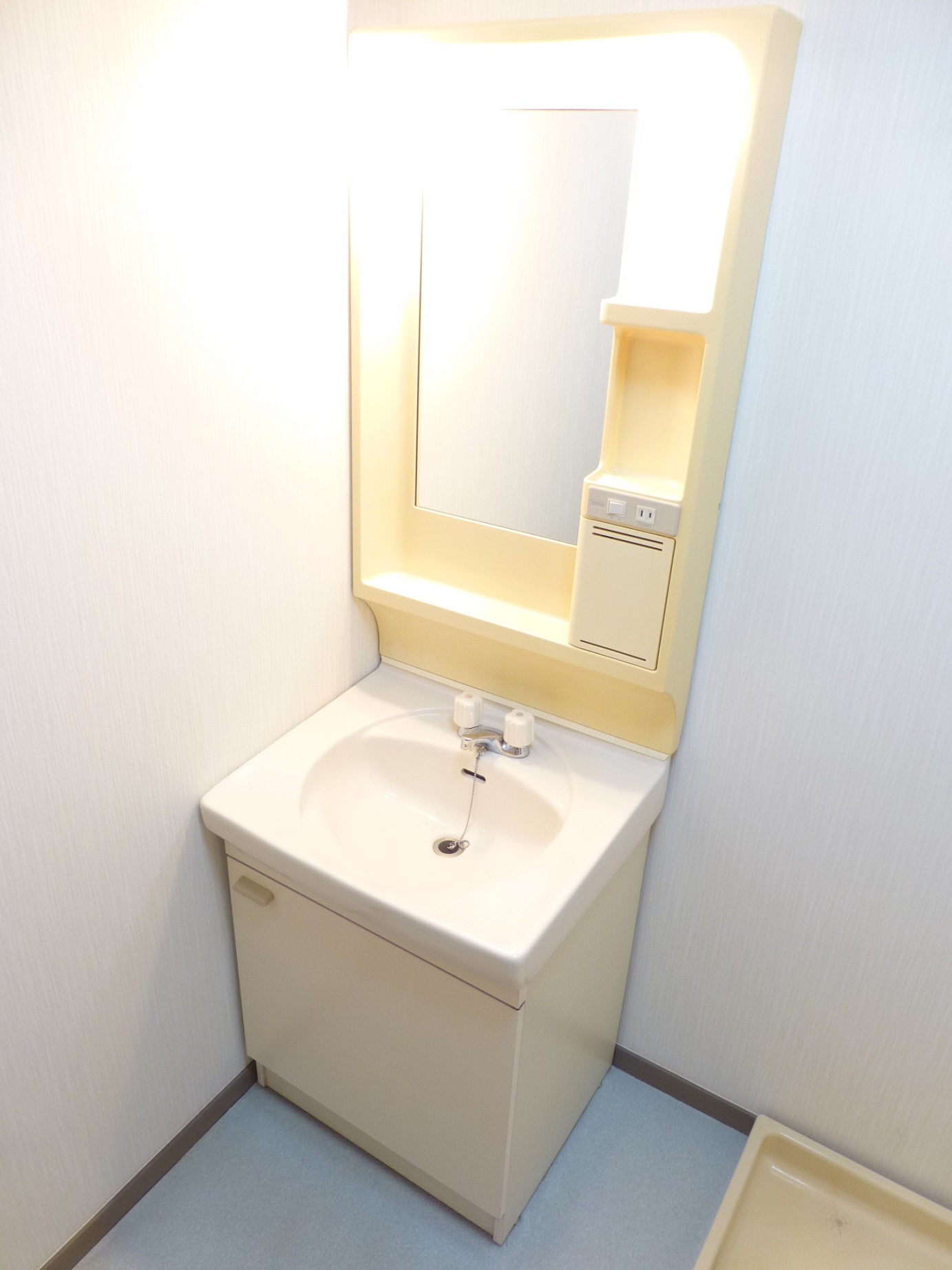 Washroom. Independent wash basin