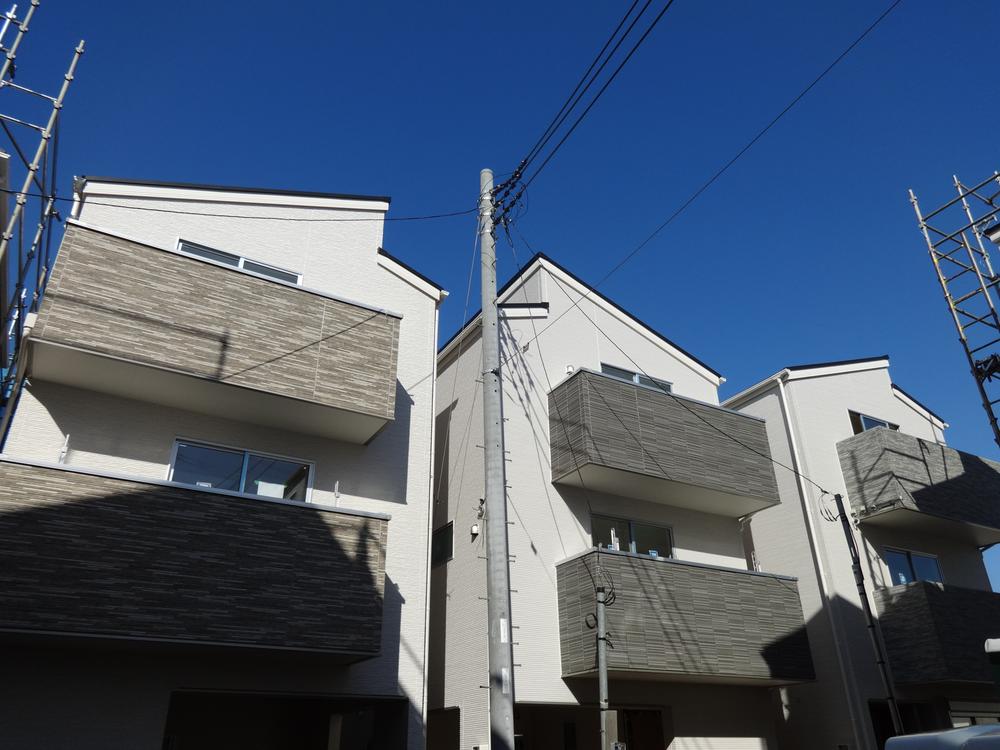 Local photos, including front road. Local (12 May 2013) Shooting