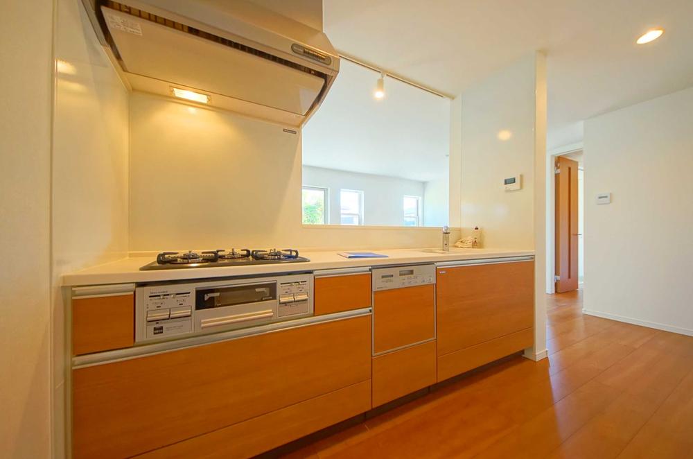 Kitchen. Indoor (12 May 2013) Shooting, Dishwasher ・ This is a system kitchen with water purifier.