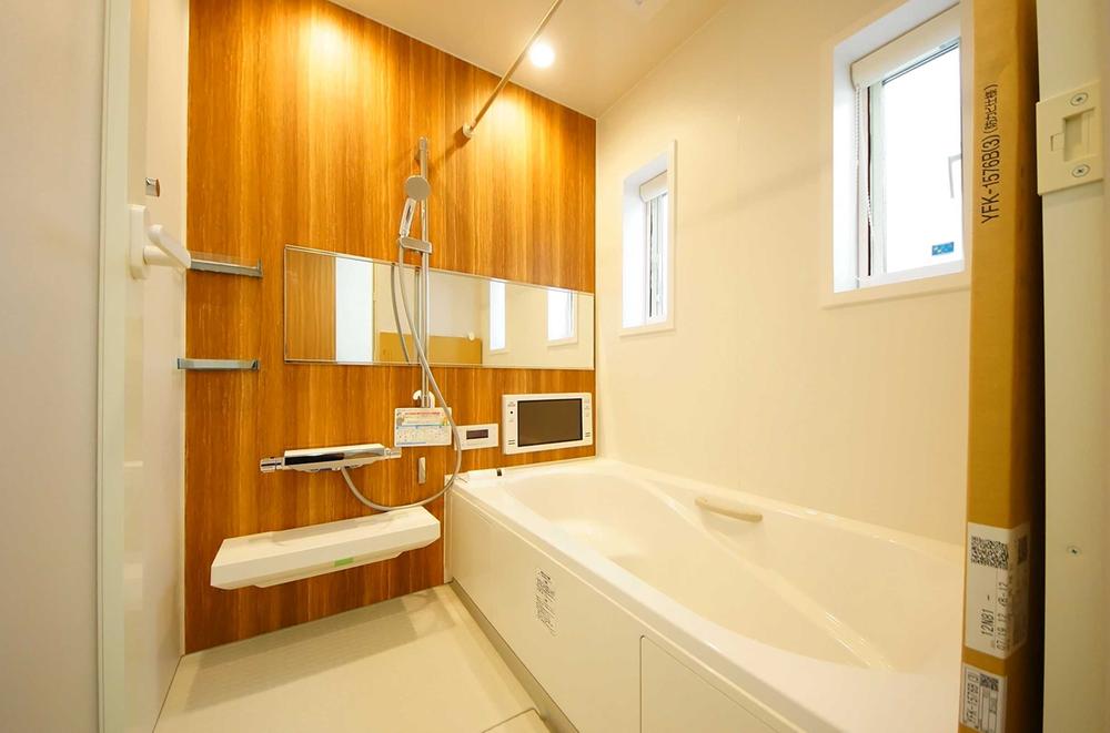 Bathroom. Indoor (12 May 2013) Shooting, This is a system bus with a bathroom ventilation heating dryer. 16V TV also comes with.