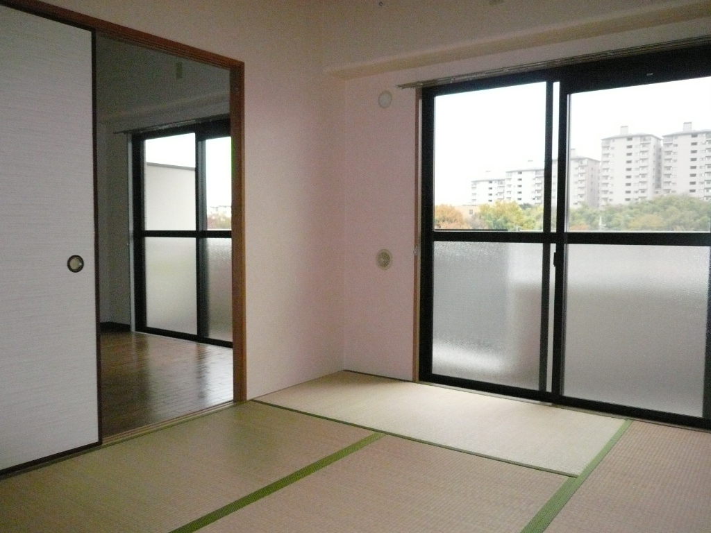 Living and room. Japanese-style room 6.0 tatami mats (1) Will be inverted type of photo.