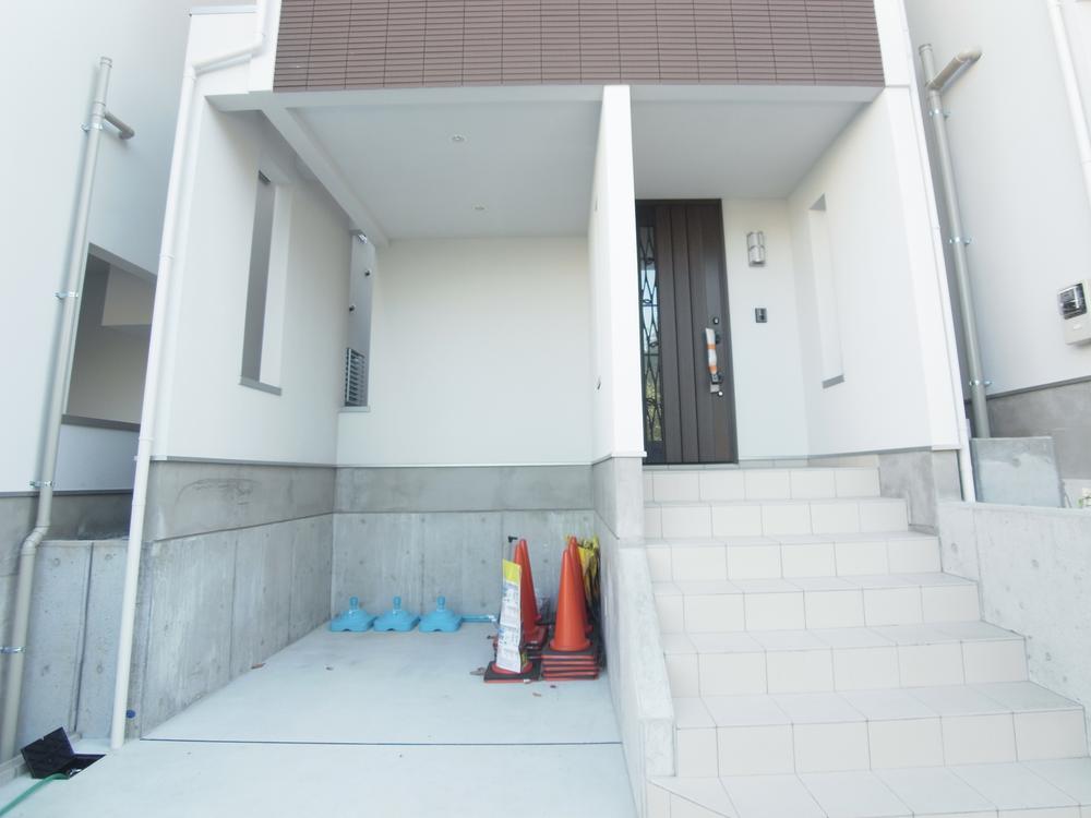 Local photos, including front road. Local (11 May 2013) Shooting