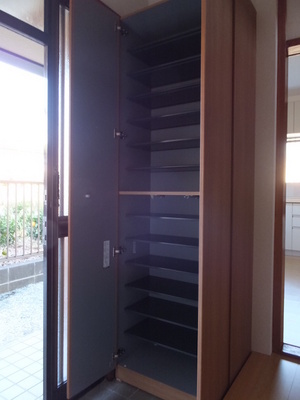 Entrance. Large shoe box