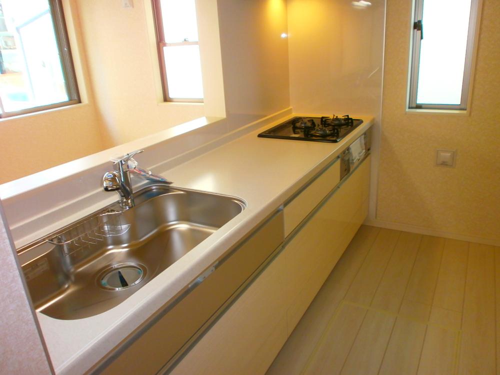 Kitchen. Indoor (12 May 2013) Shooting. Counter kitchen with a feeling of opening the entire room overlooks