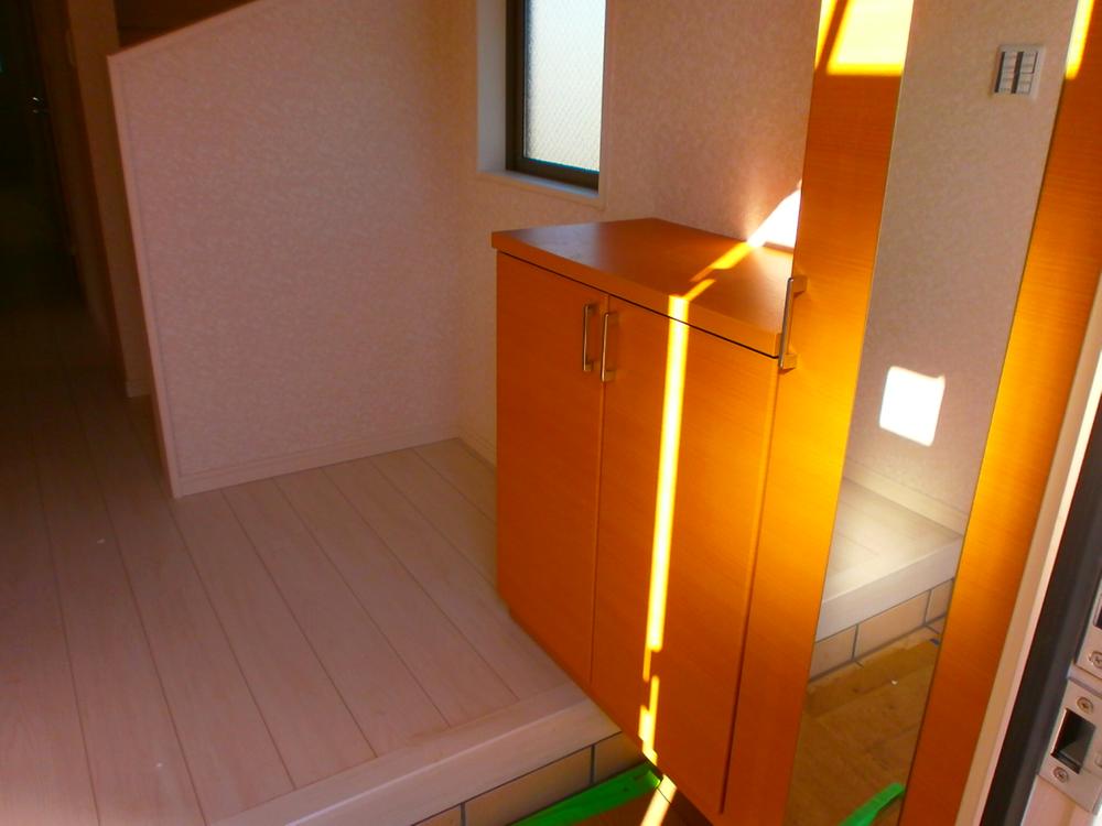 Entrance. Local (12 May 2013) Shooting. And with the entire surface of mirrors, Check the grooming of before going out