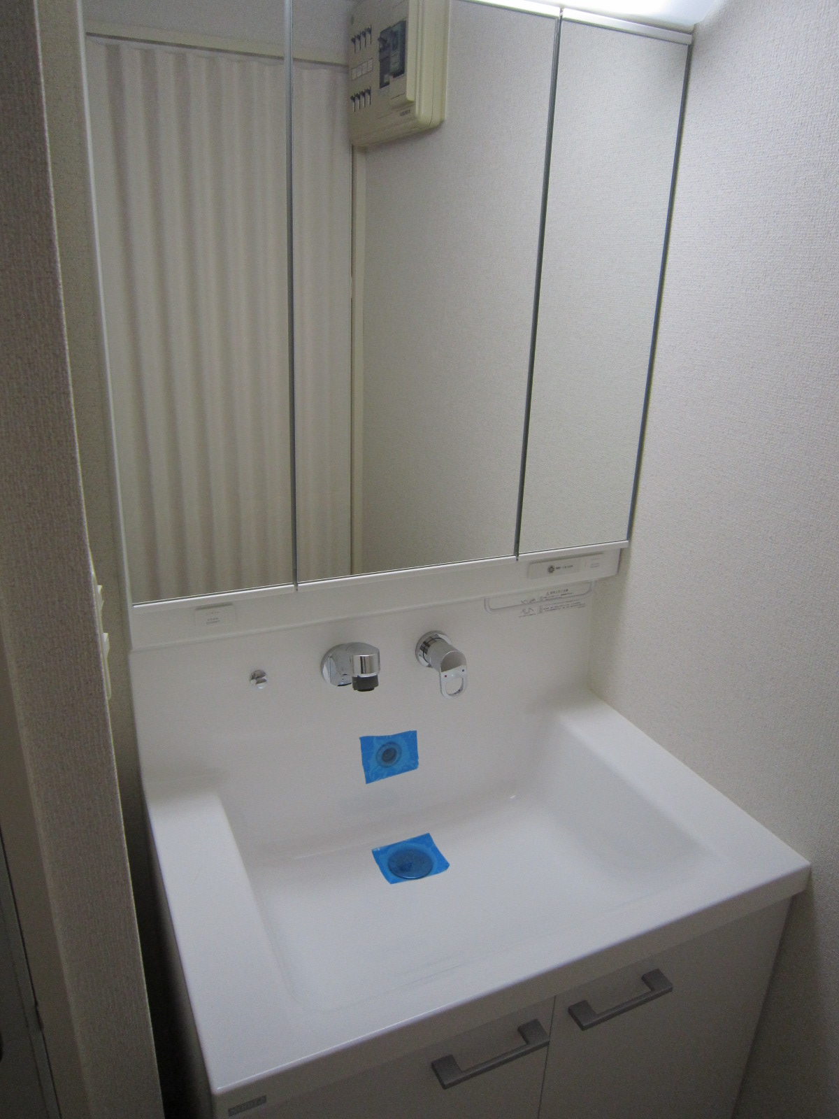 Washroom. Shampoo dresser