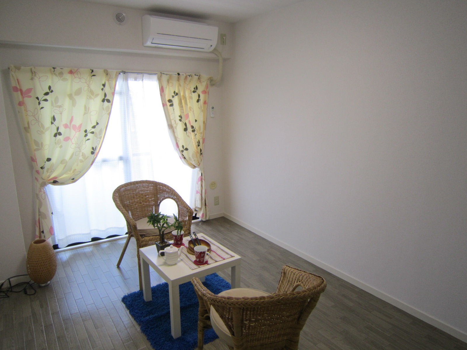 Living and room. Western-style 6 Pledge