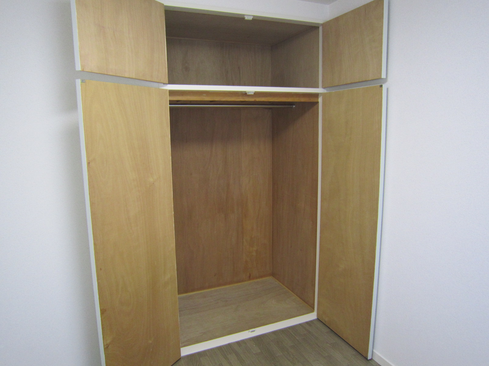 Receipt. Western-style 4.8 Pledge: Closet