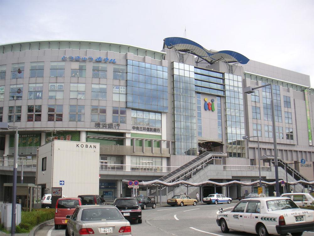 station. To the center Gare du Nord 1040m