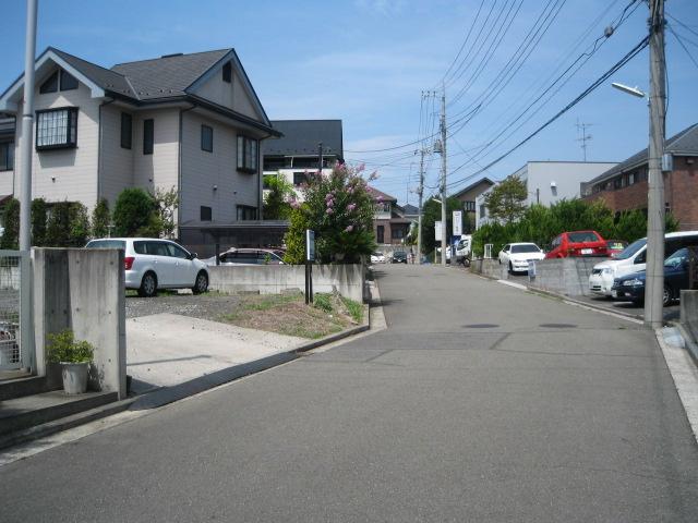 Local photos, including front road. Front road width 6m