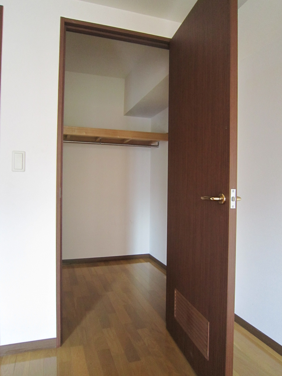 Receipt. Walk-in closet