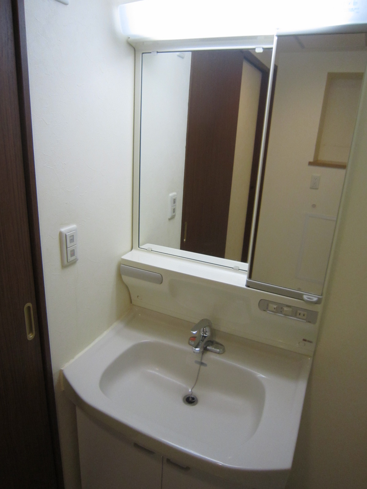 Washroom. Independent wash basin