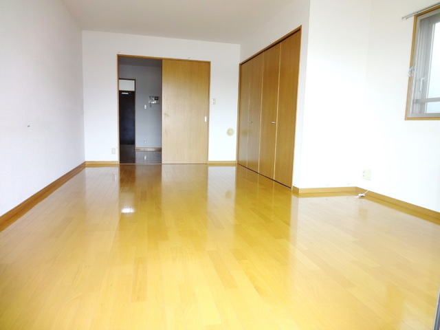 Living and room. Spacious use 11.5 quires of Western-style