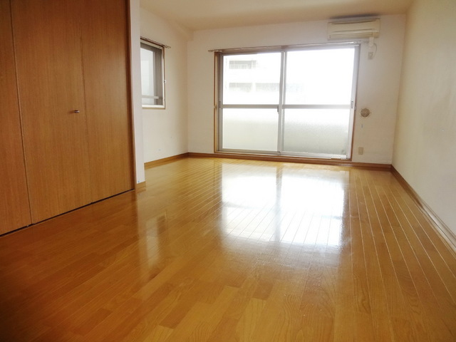 Living and room. Corner room two-sided lighting ・ Bright room