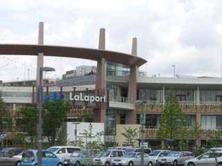 Shopping centre. LaLaport 2000m to Yokohama (shopping center)