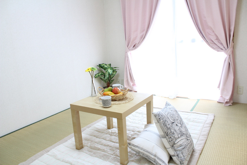 Living and room. It is a Japanese-style room 6 quires of south!