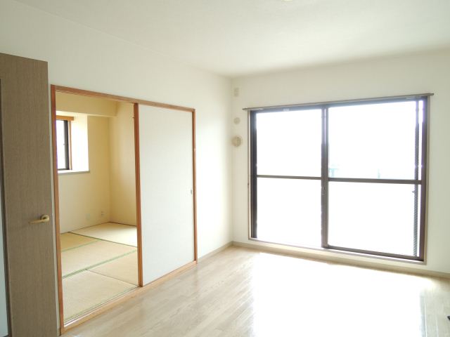 Living and room. LDK11.5 Pledge