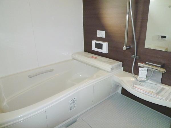 Same specifications photo (bathroom). Same specifications complete example of construction (system bus)