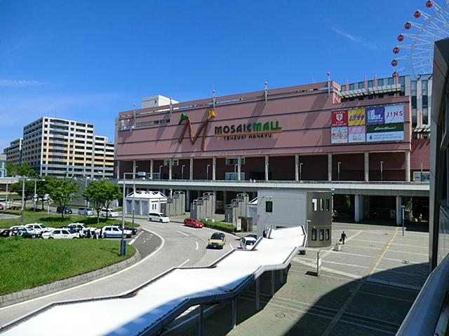 Shopping centre. Large-scale shopping mall lined the 850m front of the station until the Mosaic Mall Kohoku. It is very convenient for shopping.