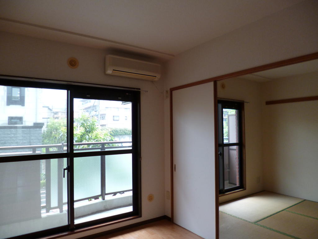 Other room space. 6 Pledge air-conditioned Western-style