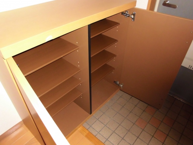 Receipt. There are shoe box. 