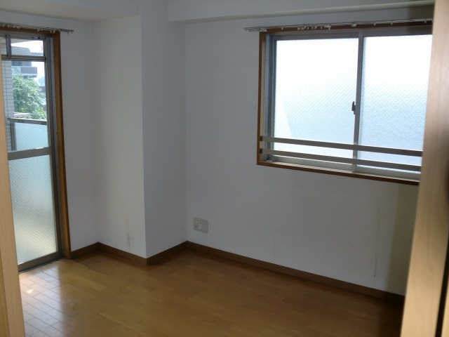 Living and room. Broad Western-style. 