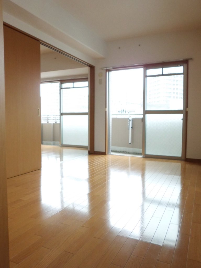 Living and room. You can also use by connecting living and Western. 