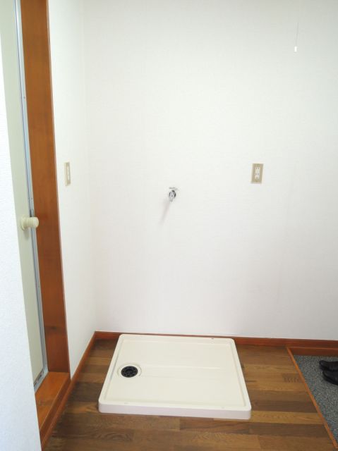 Other room space. Washing machine bread