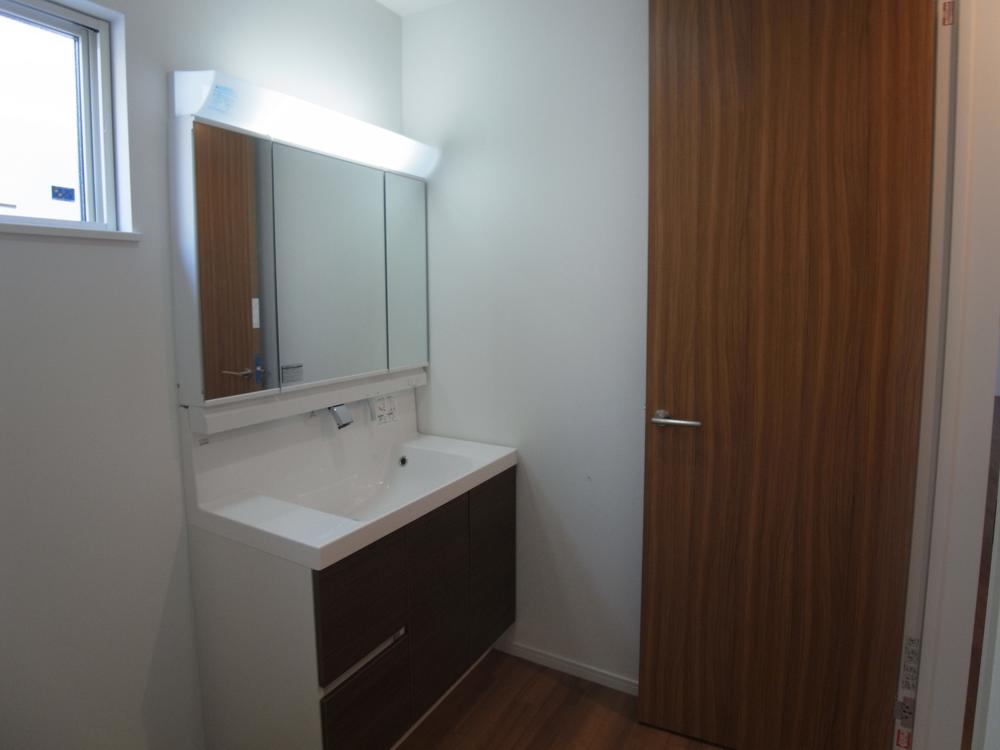 Wash basin, toilet. Indoor (11 May 2013) Shooting