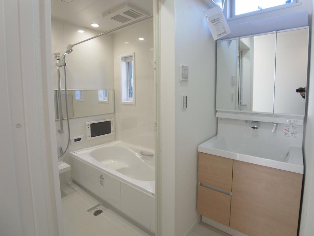 Wash basin, toilet. Indoor (11 May 2013) Shooting