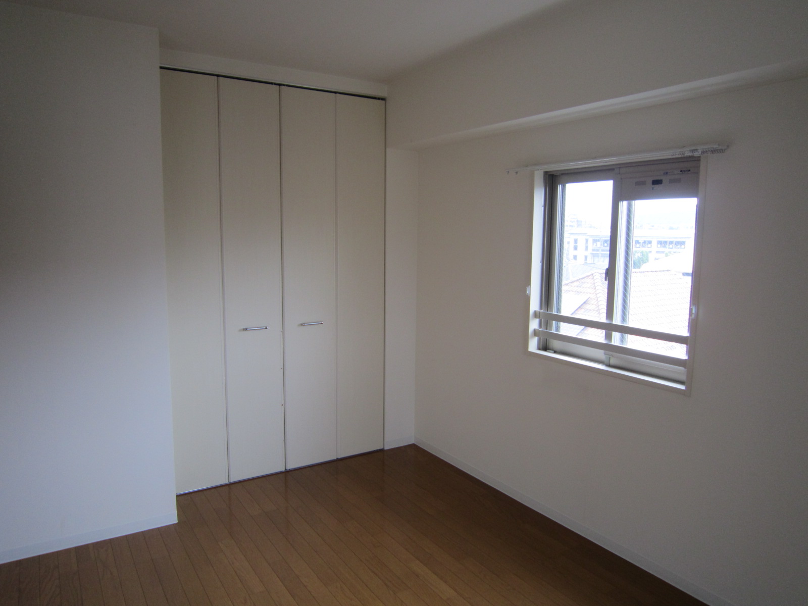 Living and room. Back: Western-style