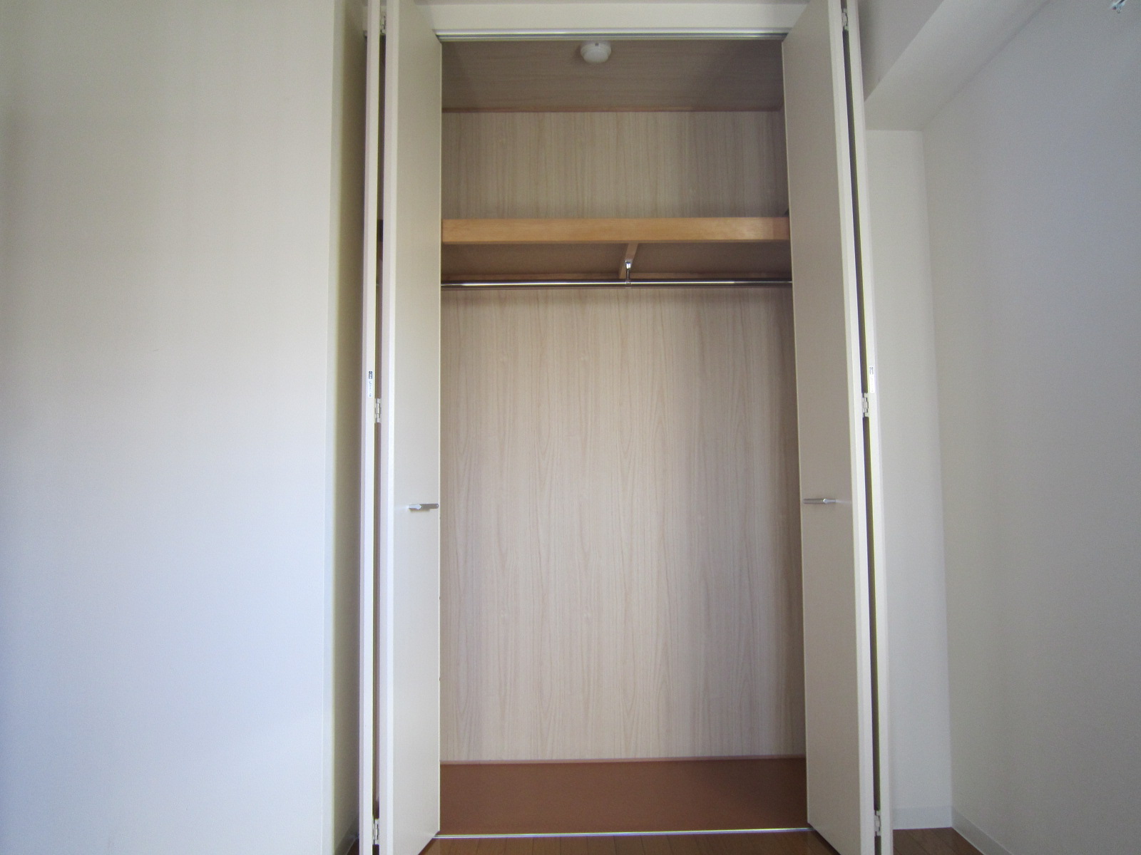 Receipt. Back Western-style: Closet