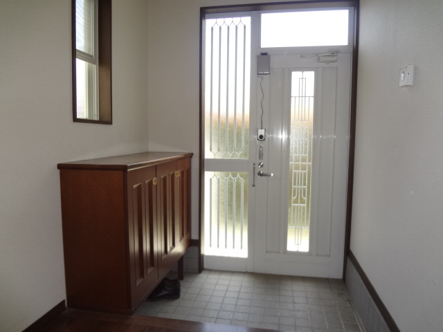 Entrance. There is a feeling of opening widely entrance hall!