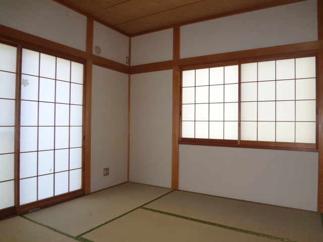 Living and room. Japanese-style room 6 quires. It has views of the garden.