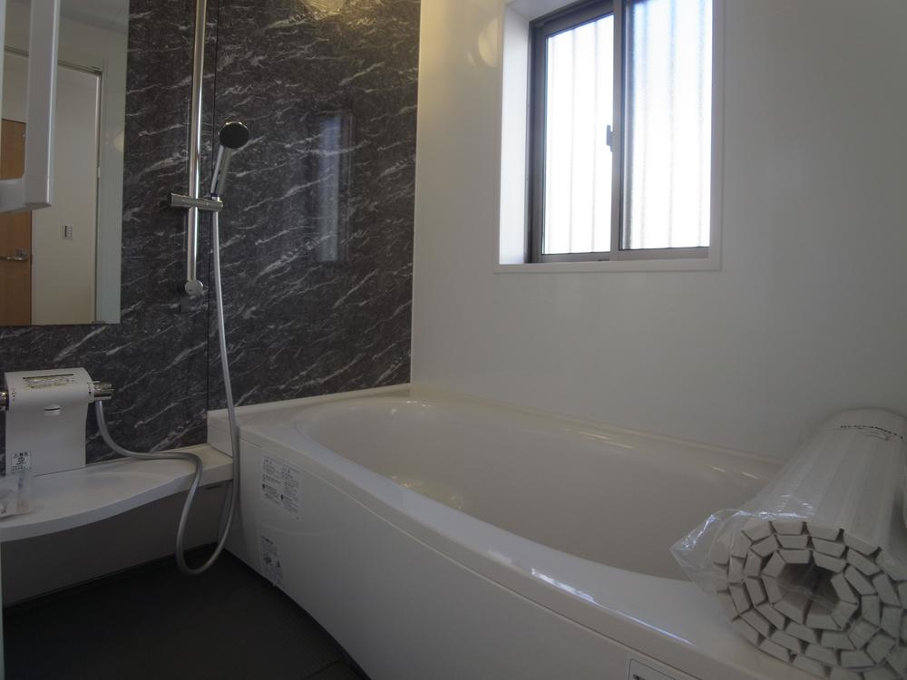 Bathroom. Indoor (11 May 2013) Shooting Bathroom with a window