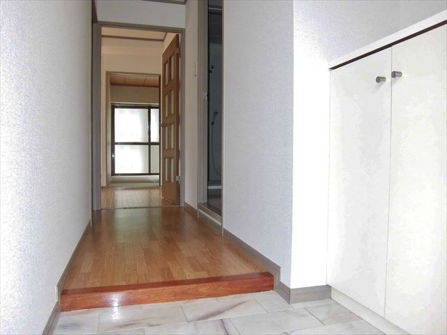 Entrance. In the foyer ・ Shoe box