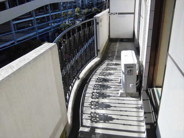 Balcony. South balcony day, Ventilation good