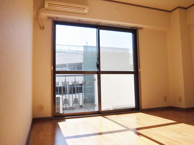 Living and room. Western style room ・ You go out on the balcony from Japanese-style room.