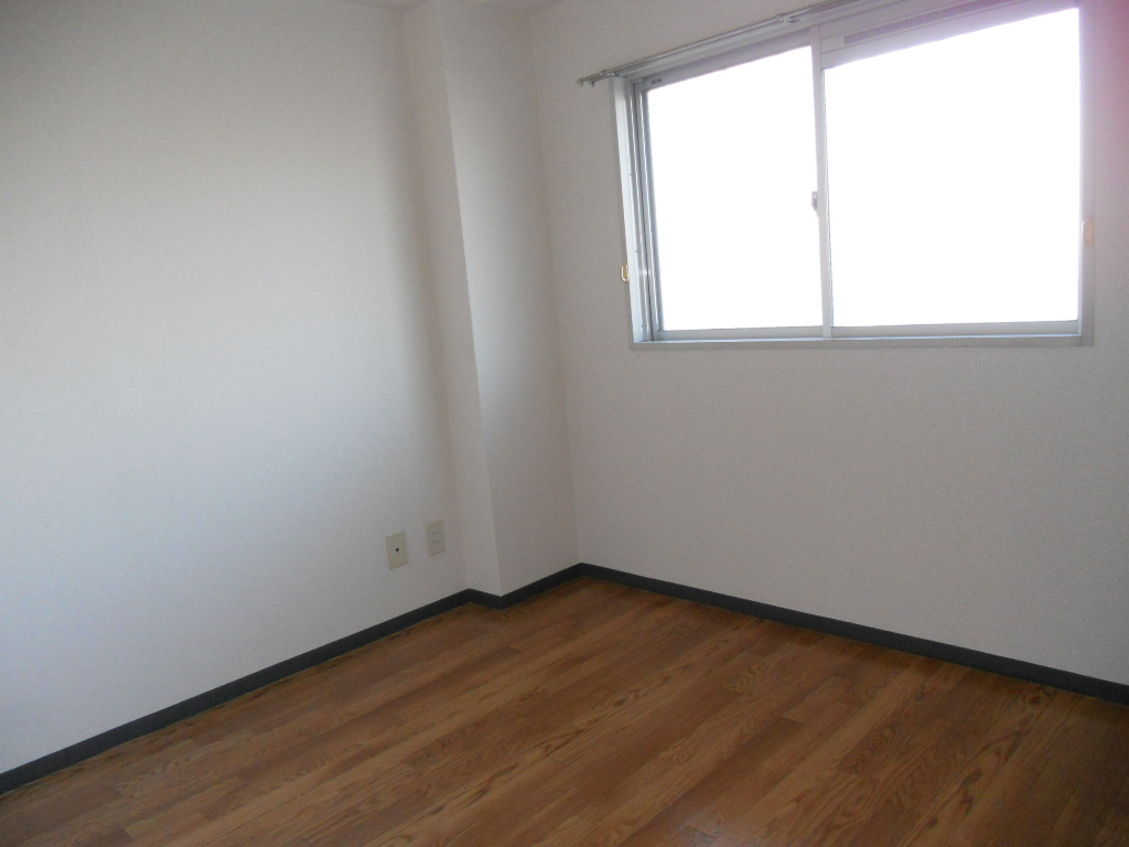 Other room space. 4.5 Western-style