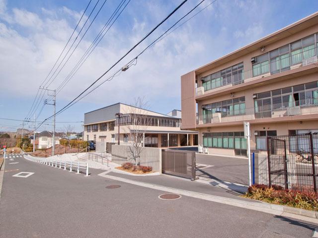 Junior high school. 709m to Yokohama Municipal Hayabuchi junior high school