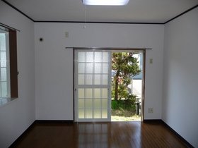 Living and room. Bright living room of the two-sided lighting!